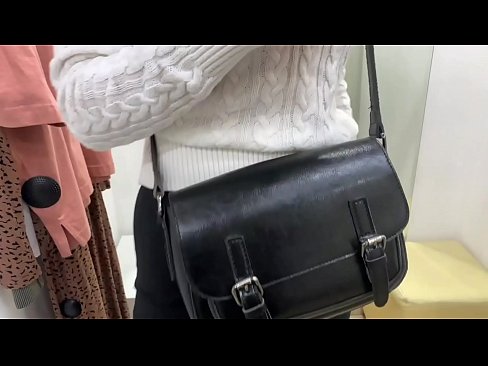 ❤️ Јавна мастурбација младе кучке ФералБерри са дилдом у соби за мерење Слутс код нас sr.xxxdl.ru